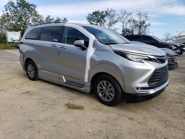 5TDJRKEC8NS109772 | 2022 Toyota sienna xle