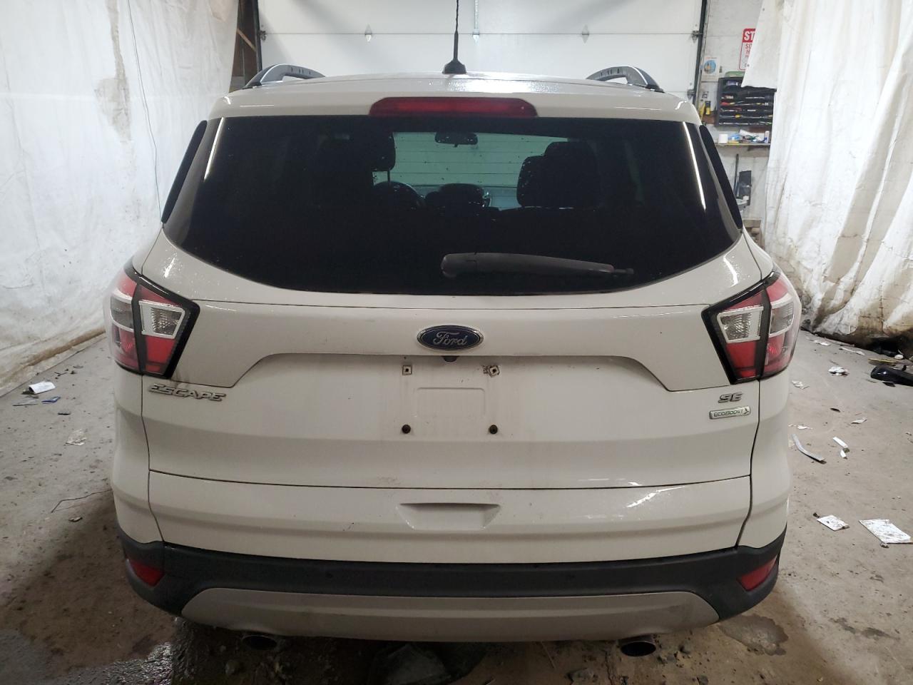 1FMCU0GD0JUD38143 2018 Ford Escape Se