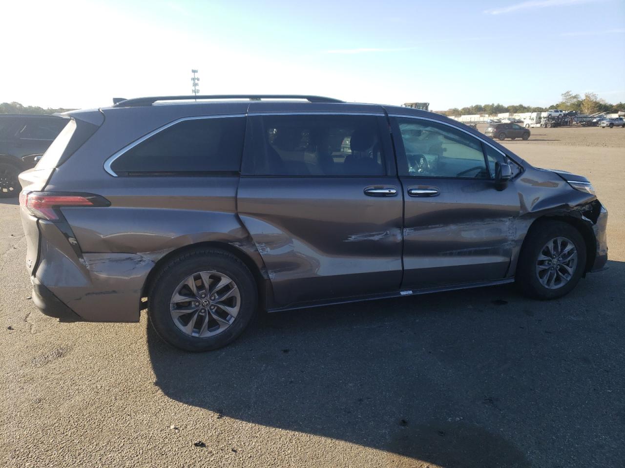 Lot #2888517383 2022 TOYOTA SIENNA XLE