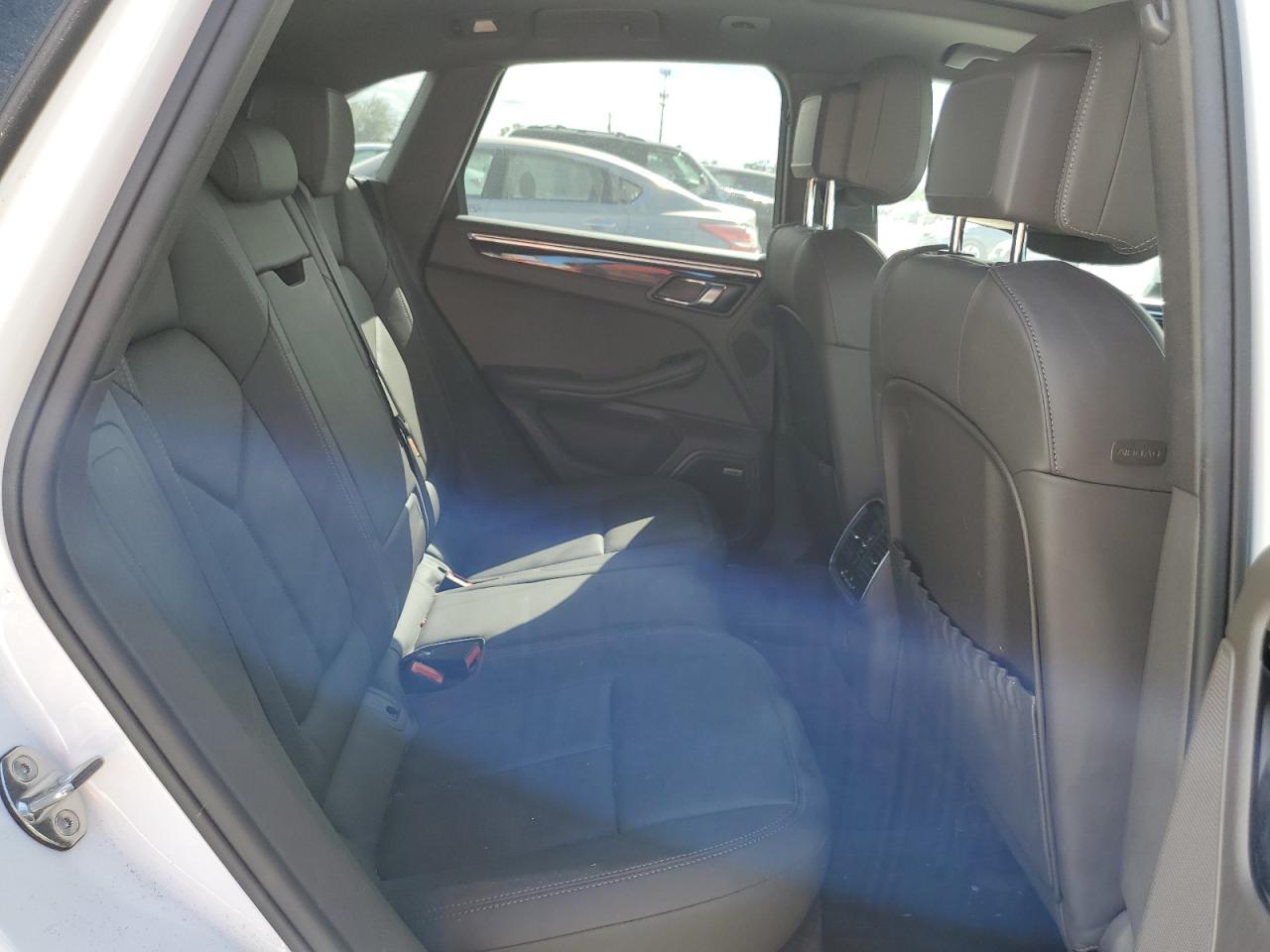 WP1AA2A57JLB05298 2018 Porsche Macan