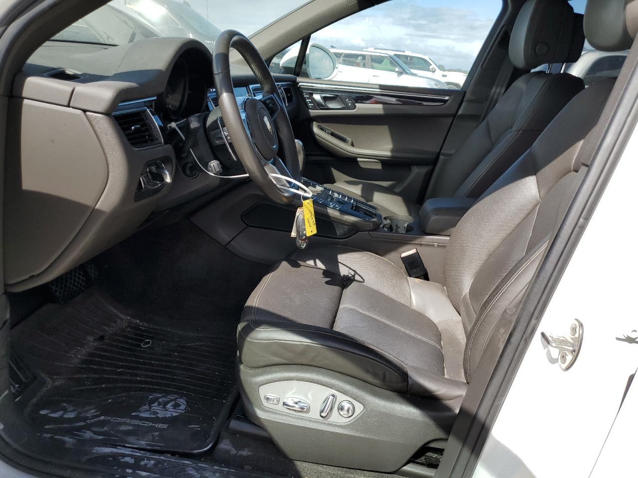 WP1AA2A57JLB05298 2018 Porsche Macan