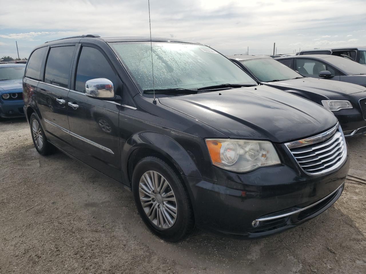 Lot #2945059184 2014 CHRYSLER TOWN & COU