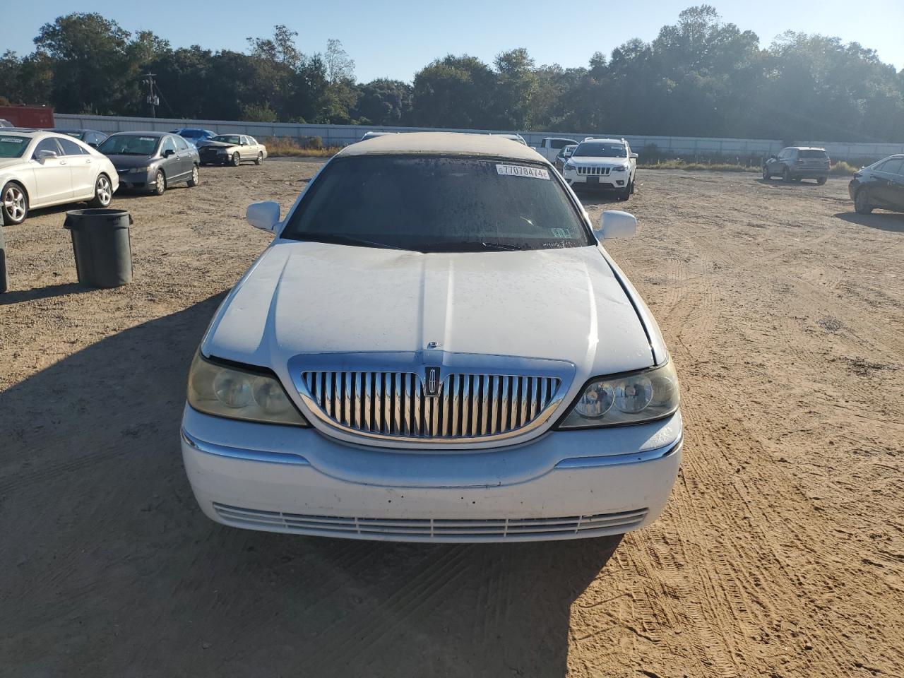 Lot #2953145757 2003 LINCOLN TOWN CAR E