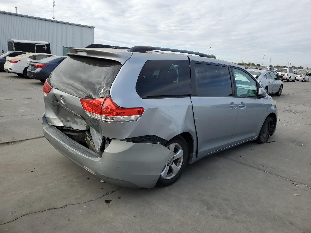 Lot #3029337714 2014 TOYOTA SIENNA LE