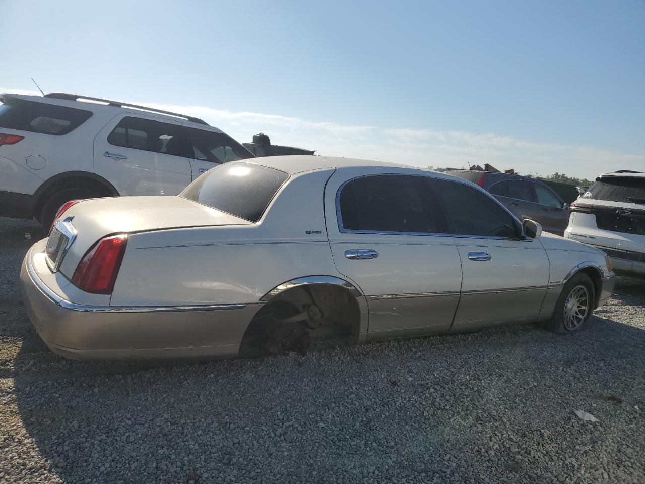 Lot #2986807199 2002 LINCOLN TOWN CAR S