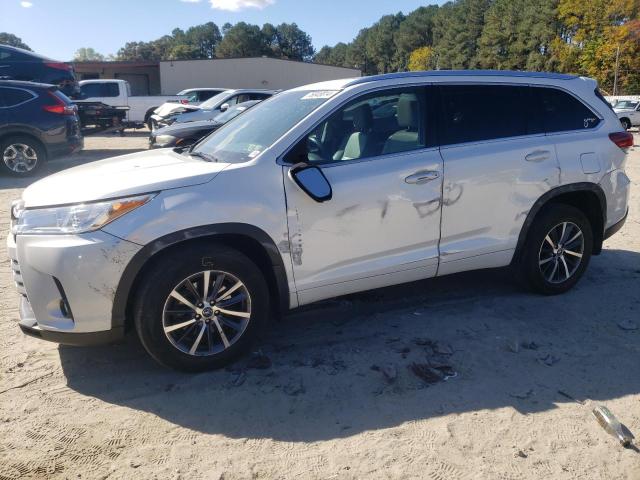 VIN 5TDJZRFH5HS428182 2017 Toyota Highlander, SE no.1