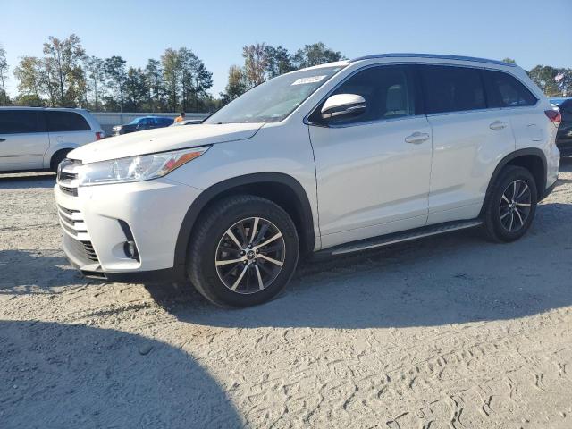 VIN 5TDKZRFH4JS526680 2018 Toyota Highlander, SE no.1