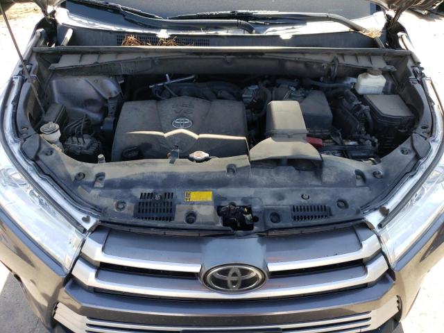 VIN 5TDJZRFH6JS525641 2018 Toyota Highlander, SE no.12