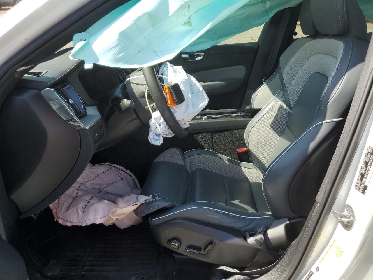 VOLVO XC60 B5 R-DESIGN