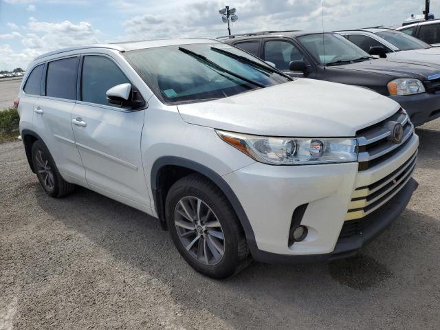 VIN 5TDJZRFH1JS890941 2018 Toyota Highlander, SE no.4