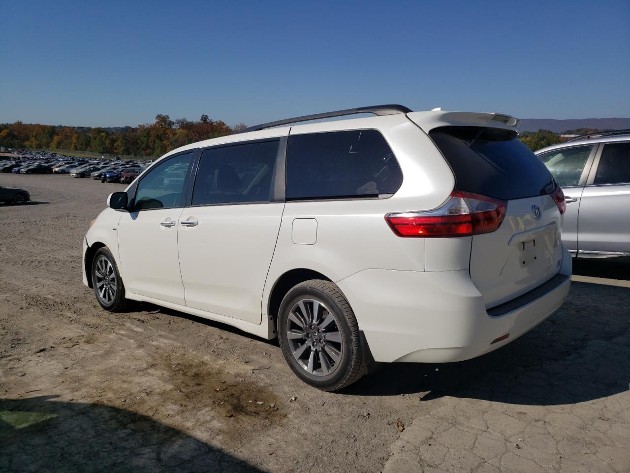 Lot #2955331549 2018 TOYOTA SIENNA XLE