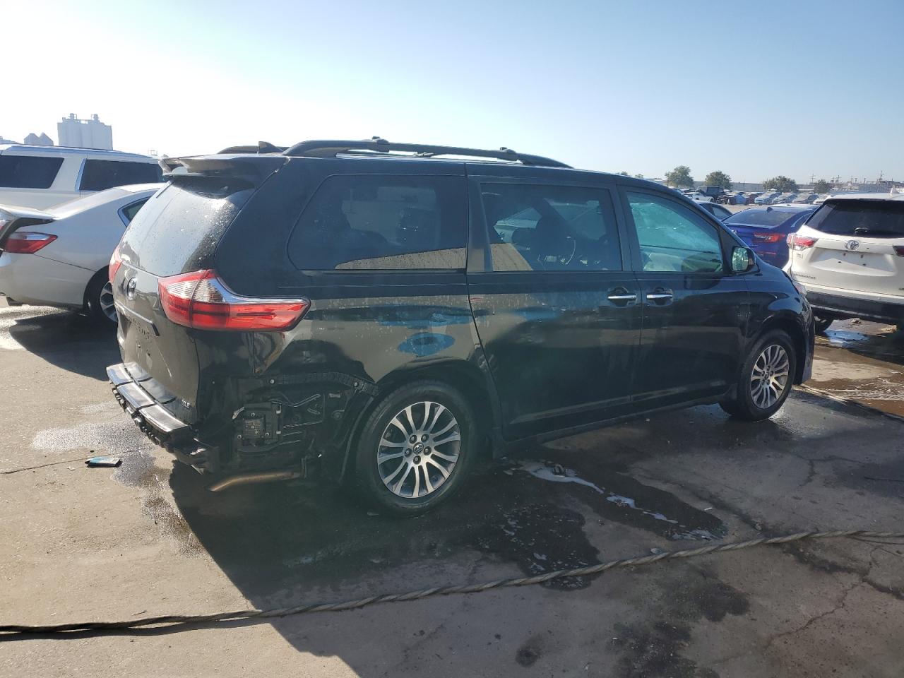 Lot #2962533818 2018 TOYOTA SIENNA XLE