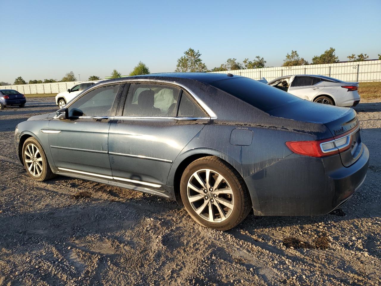 Lot #2955594928 2017 LINCOLN CONTINENTA