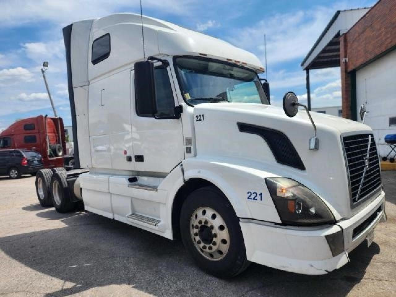 Lot #2918838156 2012 VOLVO VN VNL