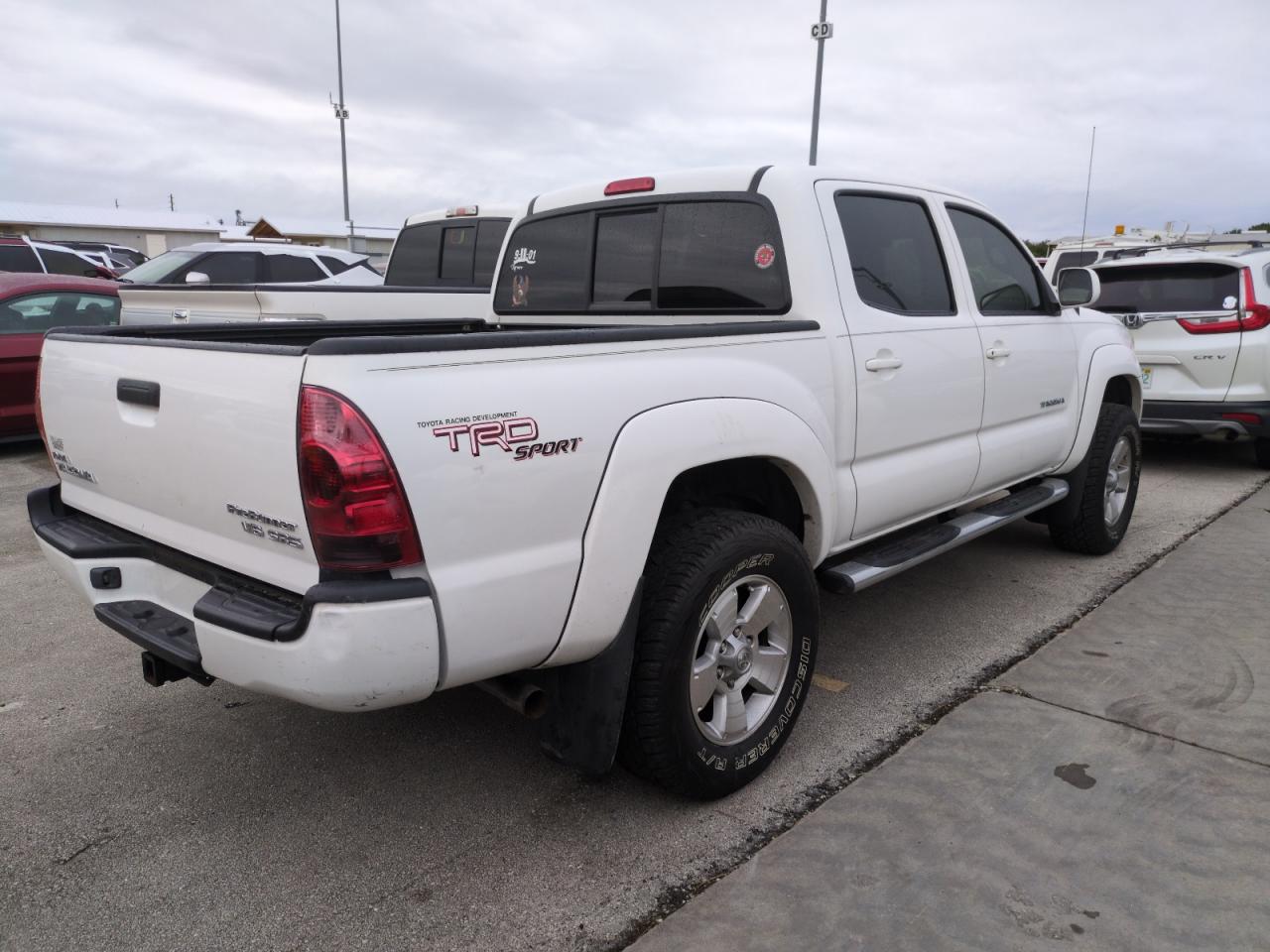 TOYOTA TACOMA DOU 2005 white crew pic gas 3TMJU62NX5M007305 photo #4