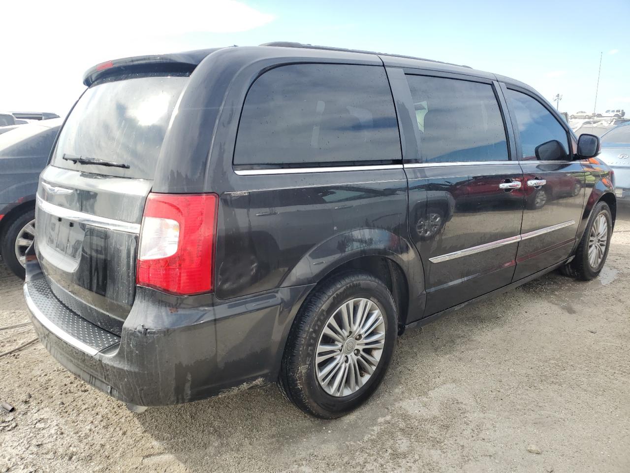 Lot #2945059184 2014 CHRYSLER TOWN & COU