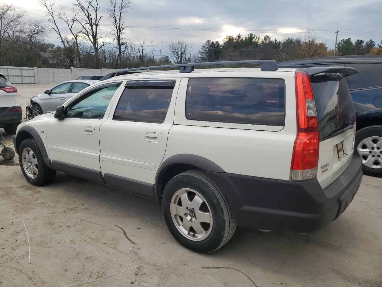 Lot #2989315024 2002 VOLVO V70 XC