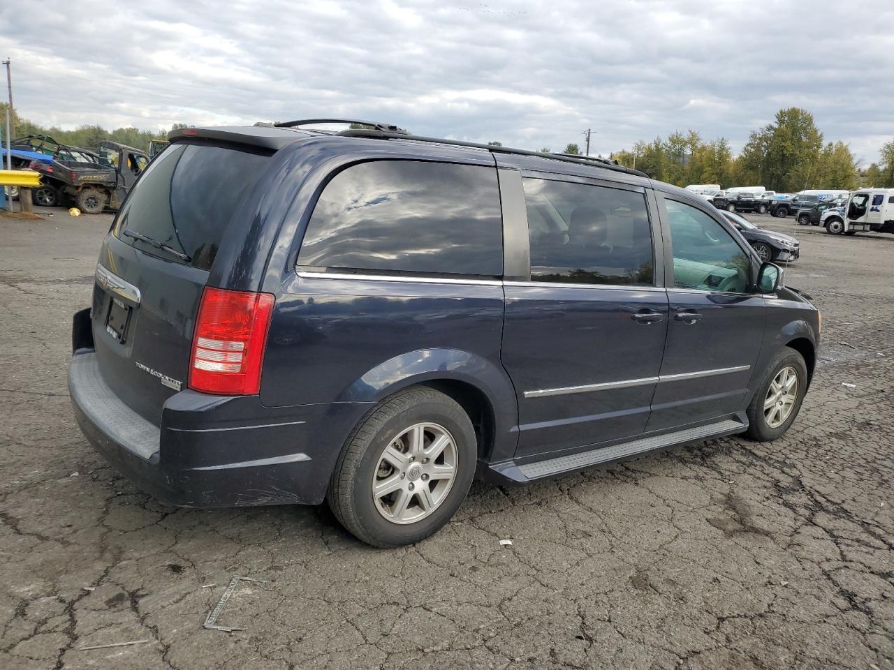 Lot #3004300719 2010 CHRYSLER TOWN & COU