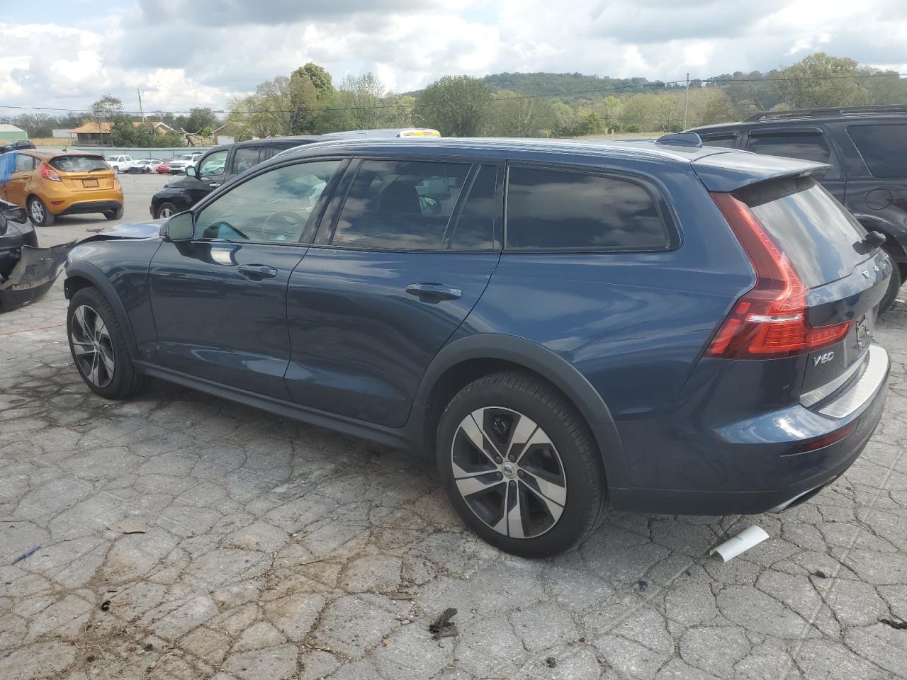 Lot #2974751106 2022 VOLVO V60 CROSS