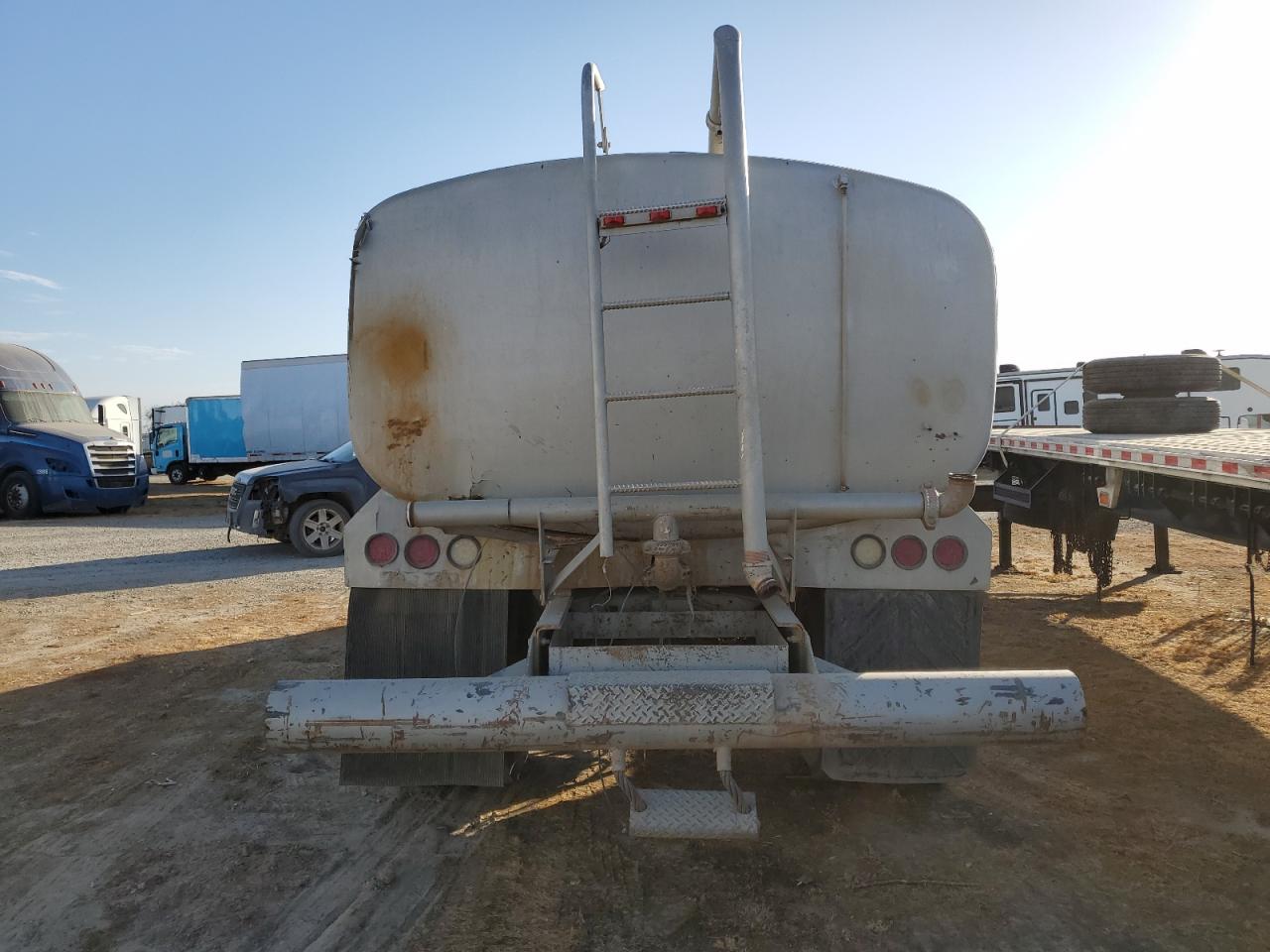 Lot #3207997286 2000 FREIGHTLINER MEDIUM CON