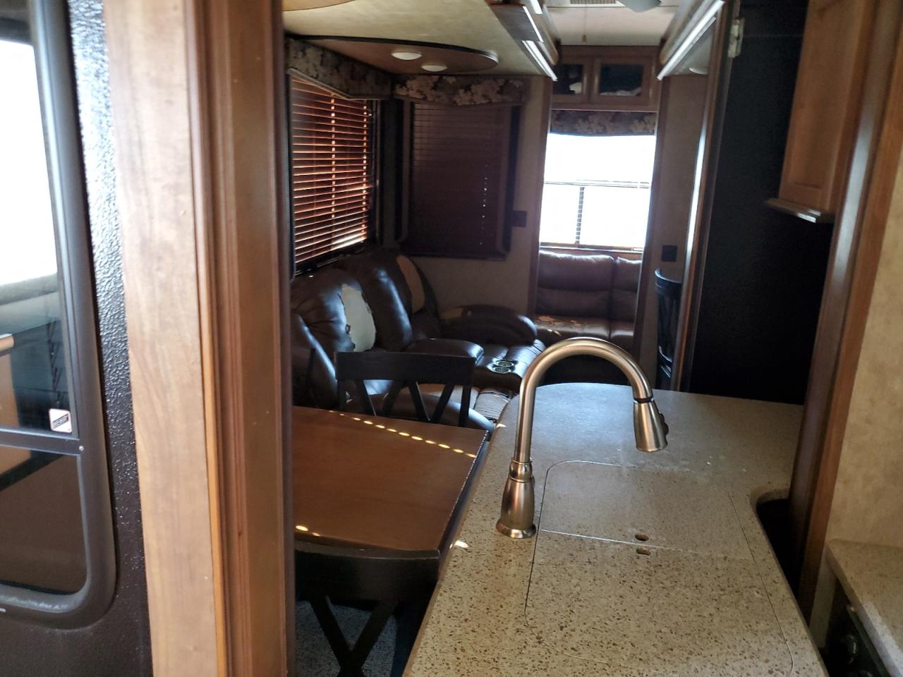 Lot #2952963440 2016 MONT 5TH WHEEL