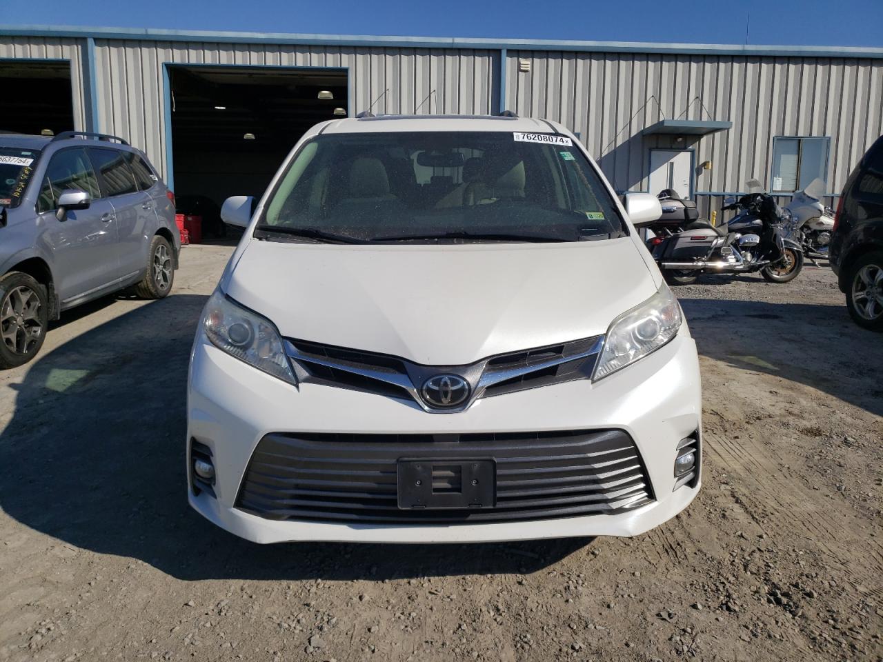 Lot #2955331549 2018 TOYOTA SIENNA XLE