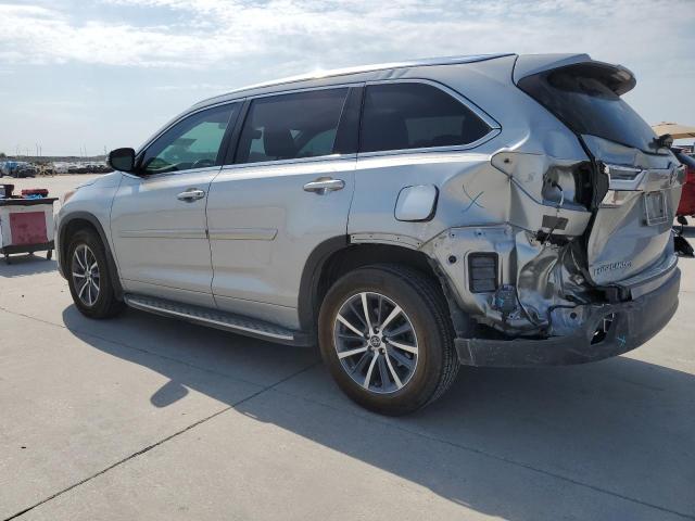 VIN 5TDKZRFH5JS286717 2018 Toyota Highlander, SE no.2