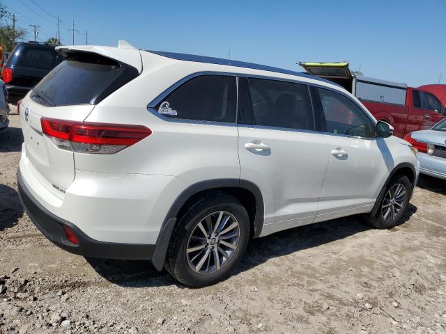 VIN 5TDJZRFH9HS514305 2017 Toyota Highlander, SE no.3