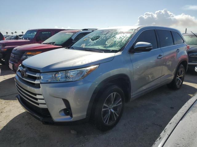 VIN 5TDZARFH2JS040357 2018 Toyota Highlander, LE no.1