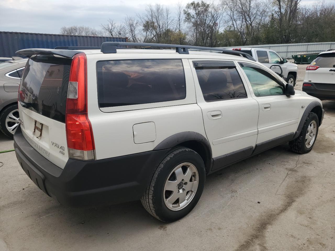 Lot #2989315024 2002 VOLVO V70 XC