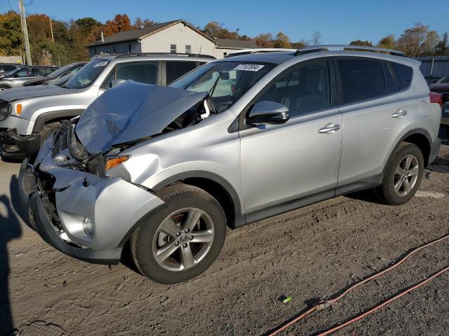 VIN JTMRFREV8FJ040165 2015 Toyota RAV4, Xle no.1