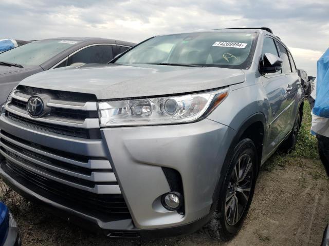 VIN 5TDZZRFH8JS246887 2018 Toyota Highlander, LE no.1