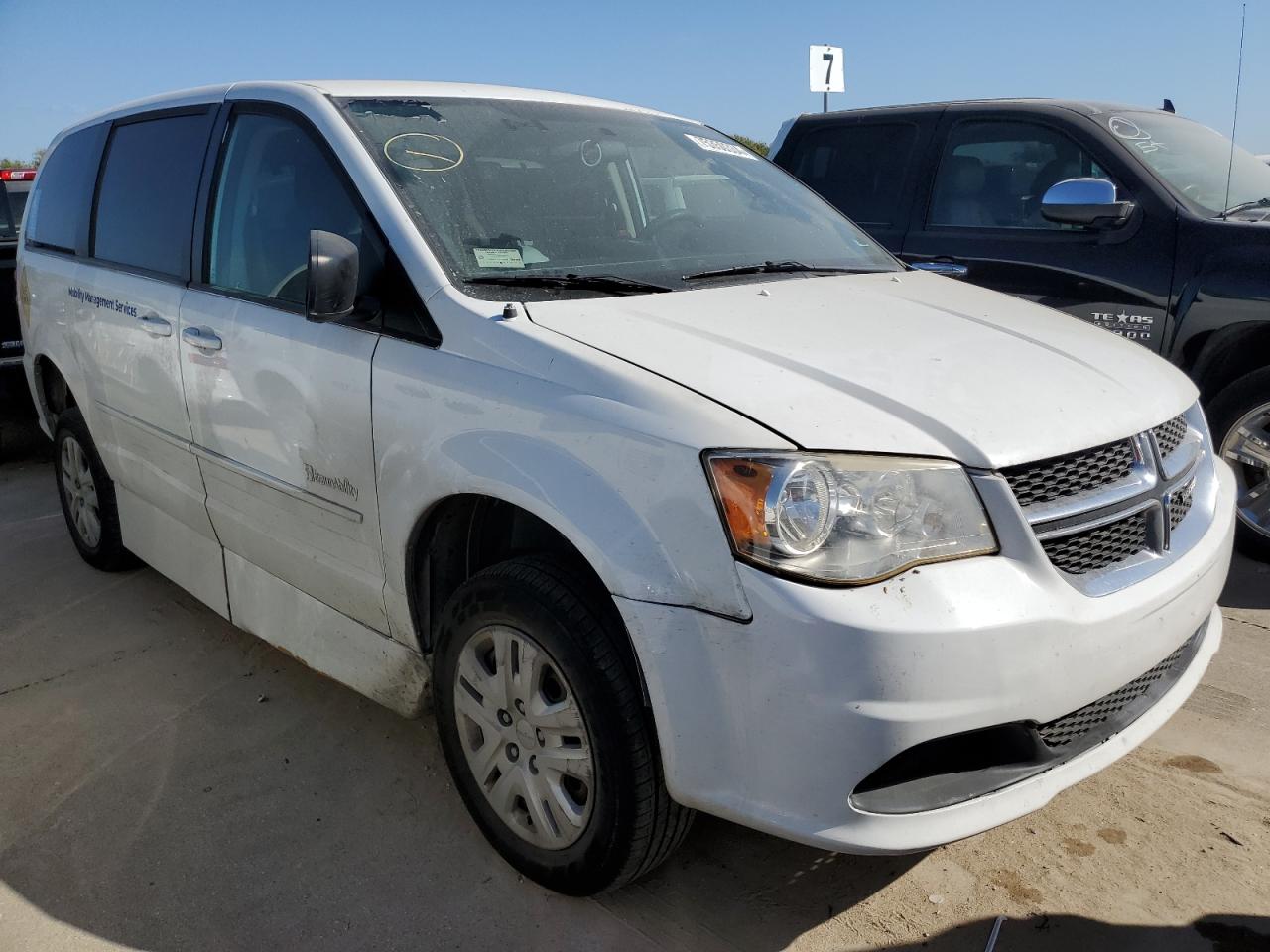 Lot #2925443429 2017 DODGE GRAND CARA