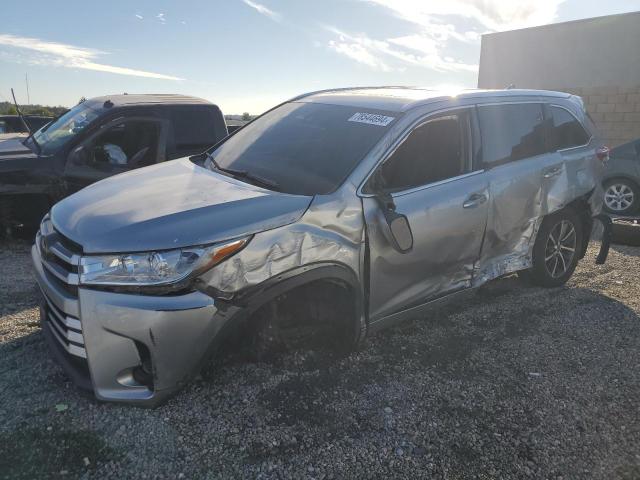 VIN 5TDKZRFH2JS528590 2018 Toyota Highlander, SE no.1