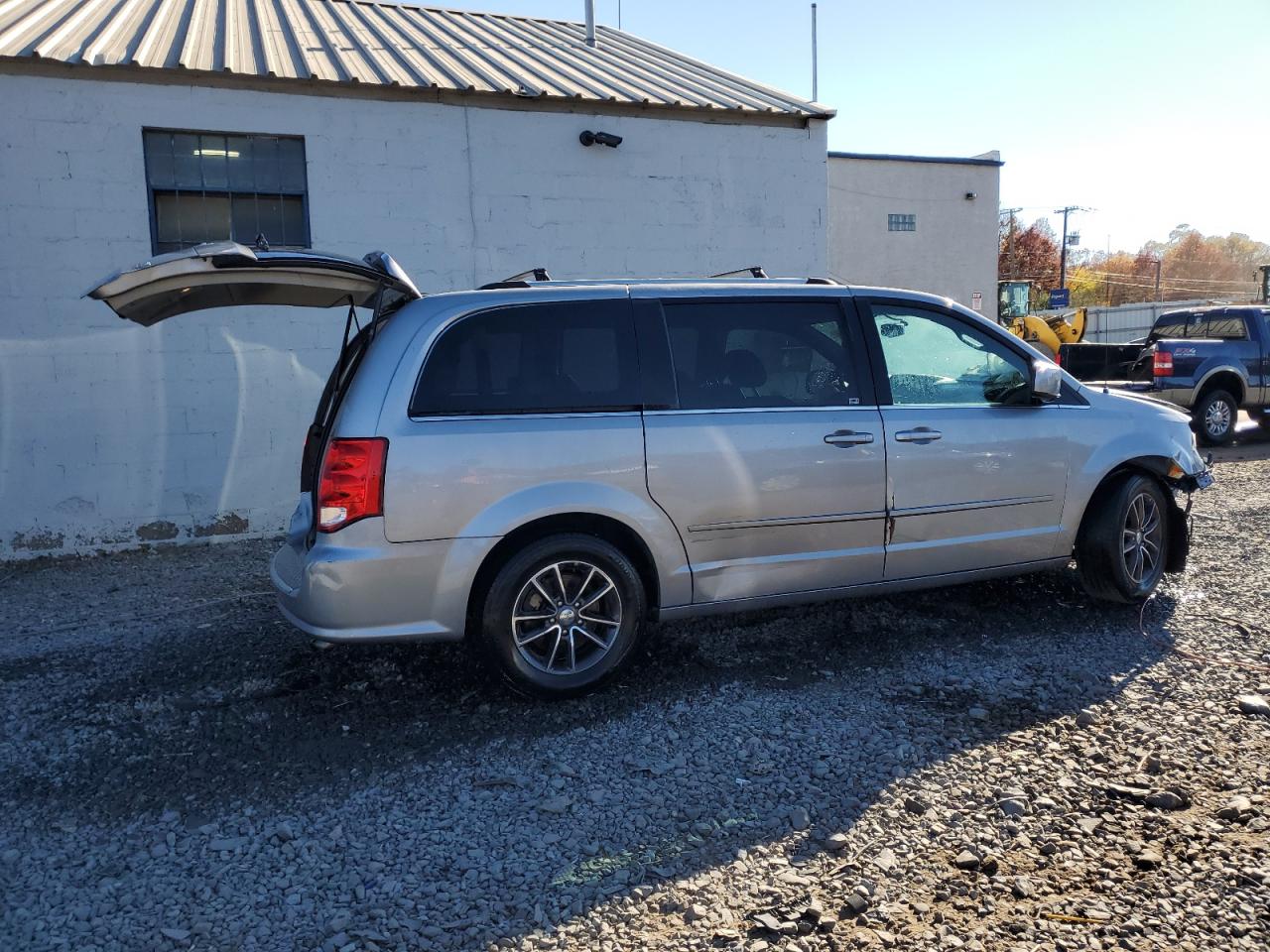 Lot #2940751403 2017 DODGE GRAND CARA