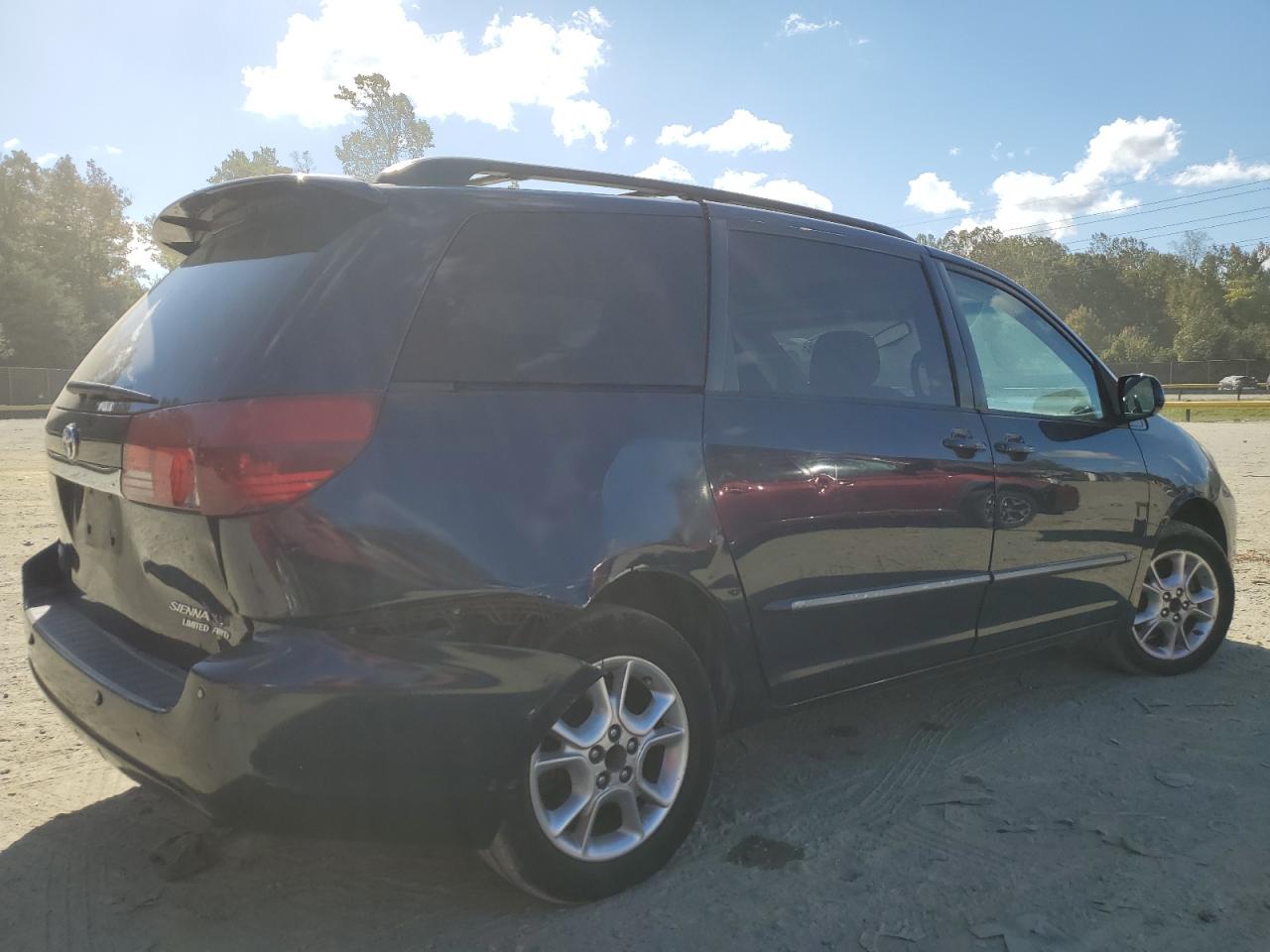 Lot #2924061114 2005 TOYOTA SIENNA XLE