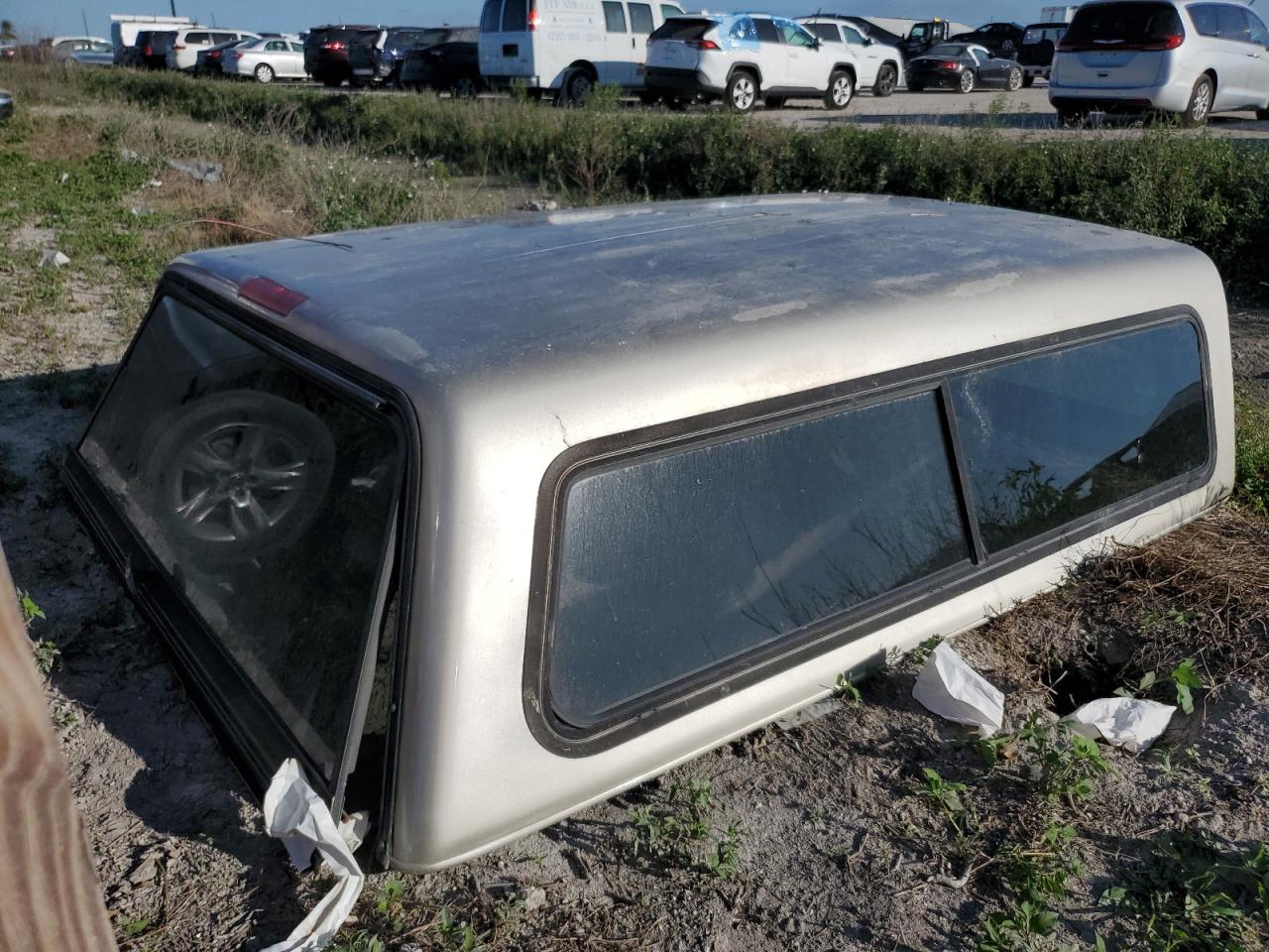 Lot #2988891979 2000 TRUCK TOPPER