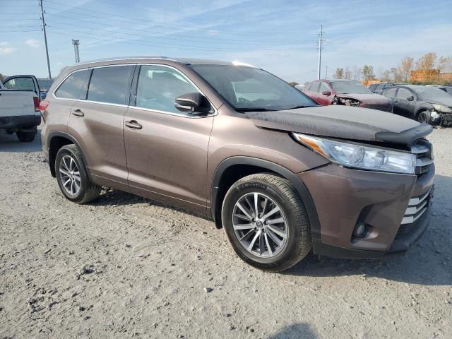 VIN 5TDJZRFH5HS438033 2017 Toyota Highlander, SE no.4