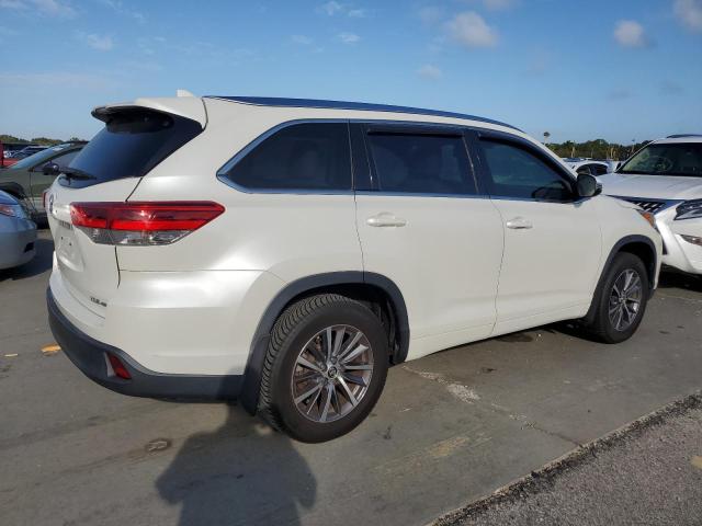 VIN 5TDJZRFH7JS545400 2018 Toyota Highlander, SE no.3