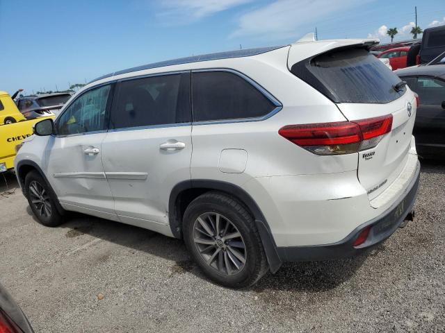 VIN 5TDJZRFH1JS890941 2018 Toyota Highlander, SE no.2