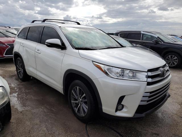 VIN 5TDKZRFH7JS281633 2018 Toyota Highlander, SE no.4