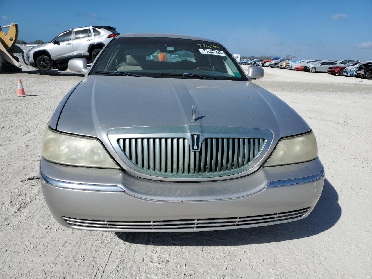 Lot #3045937280 2004 LINCOLN TOWN CAR U