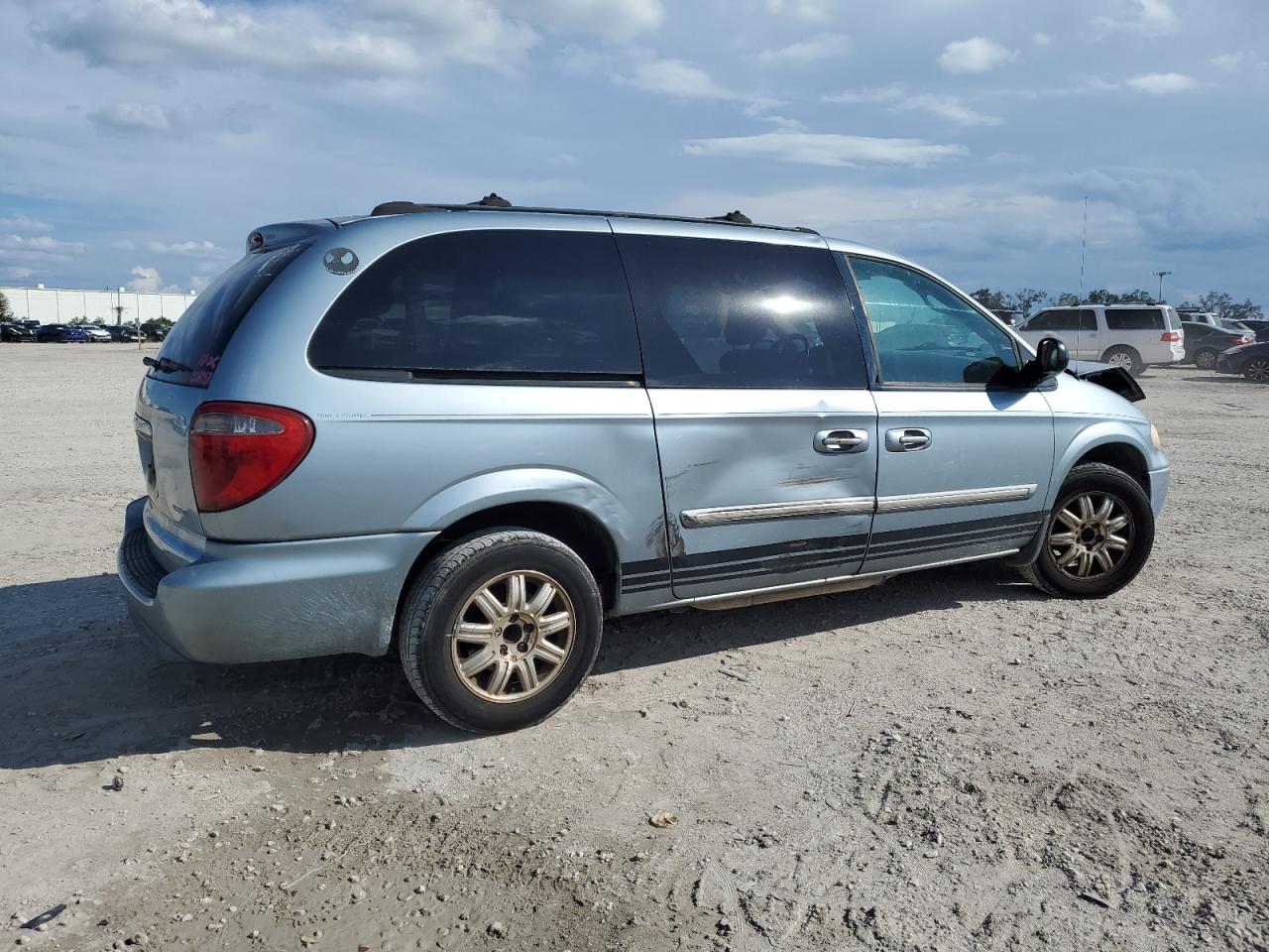 Lot #2974776058 2005 CHRYSLER TOWN & COU