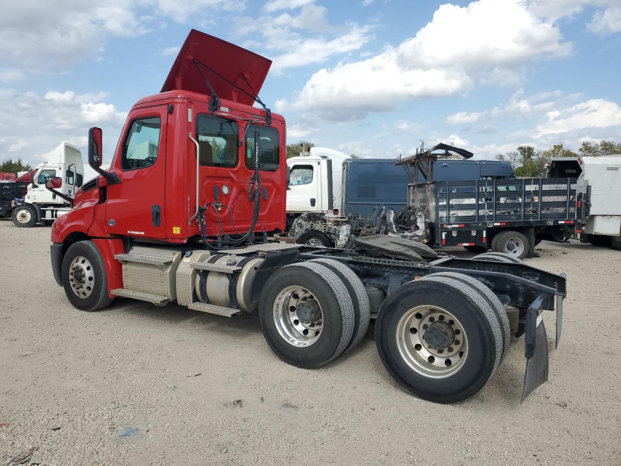 Lot #2960396749 2020 FREIGHTLINER CASCADIA 1