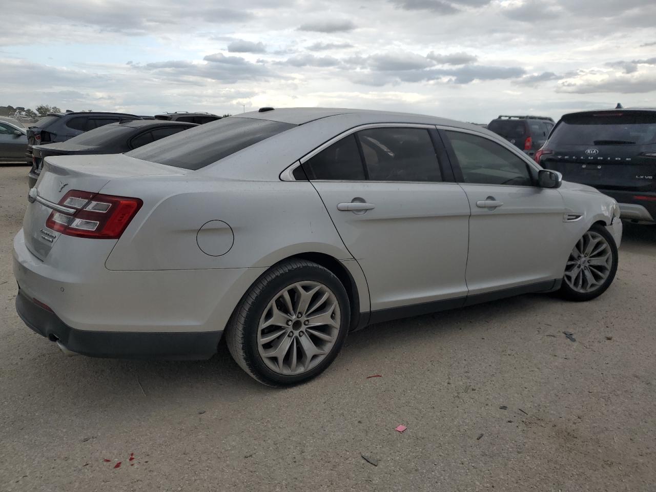 Lot #2962528816 2013 FORD TAURUS LIM