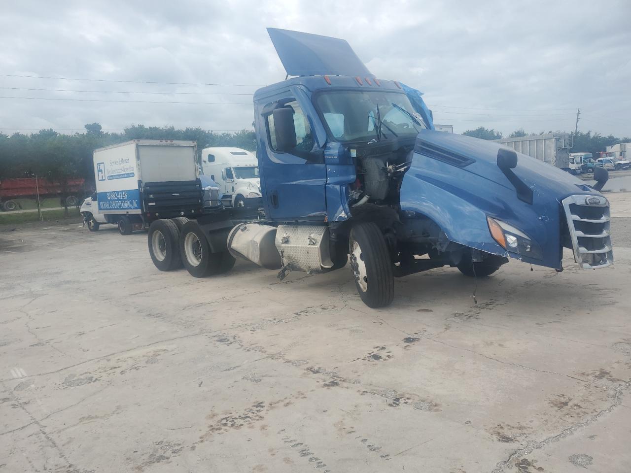 Freightliner Cascadia 2023 126" Day cab