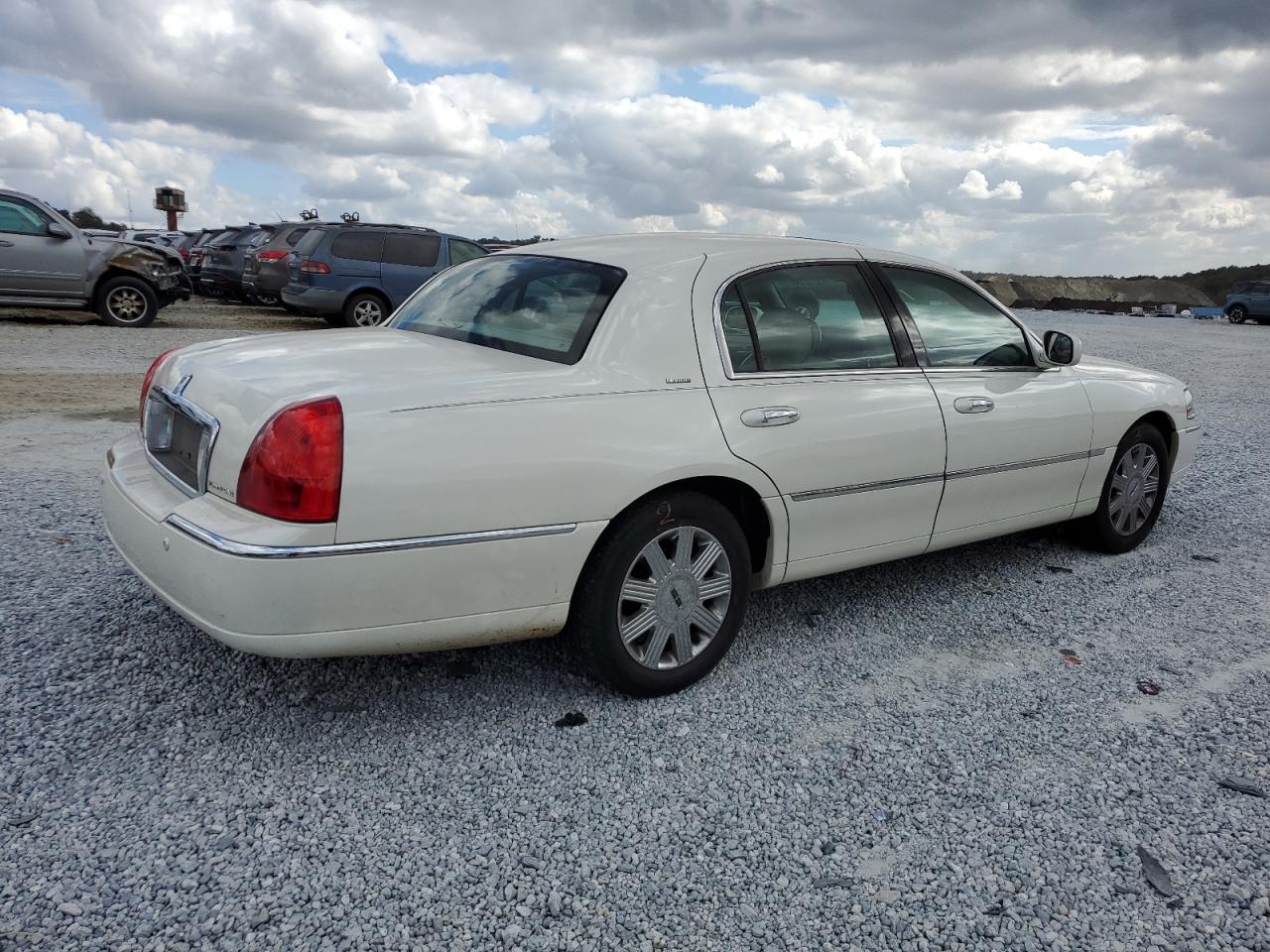 Lot #2945021892 2004 LINCOLN TOWN CAR U