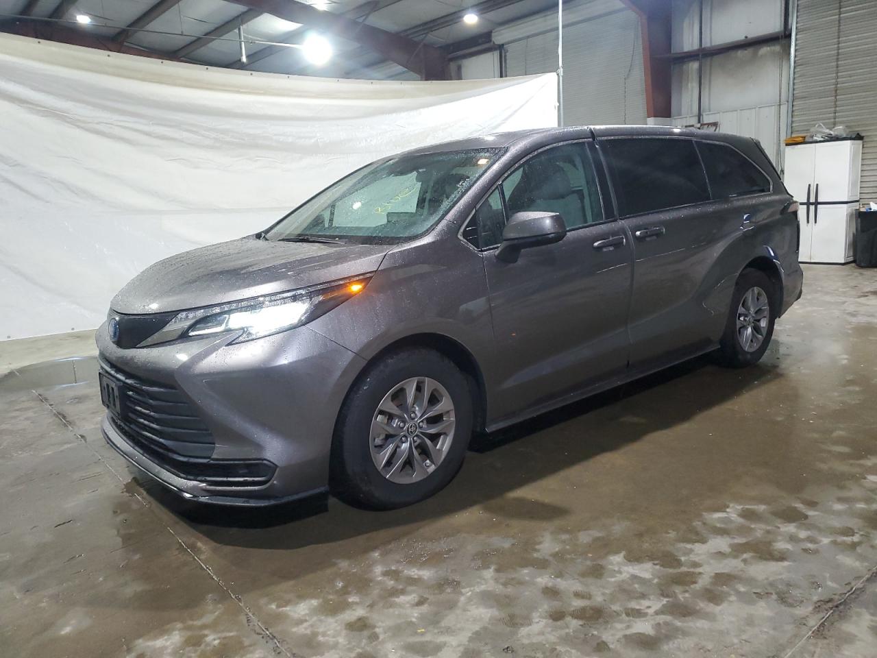 Lot #2904644123 2022 TOYOTA SIENNA LE