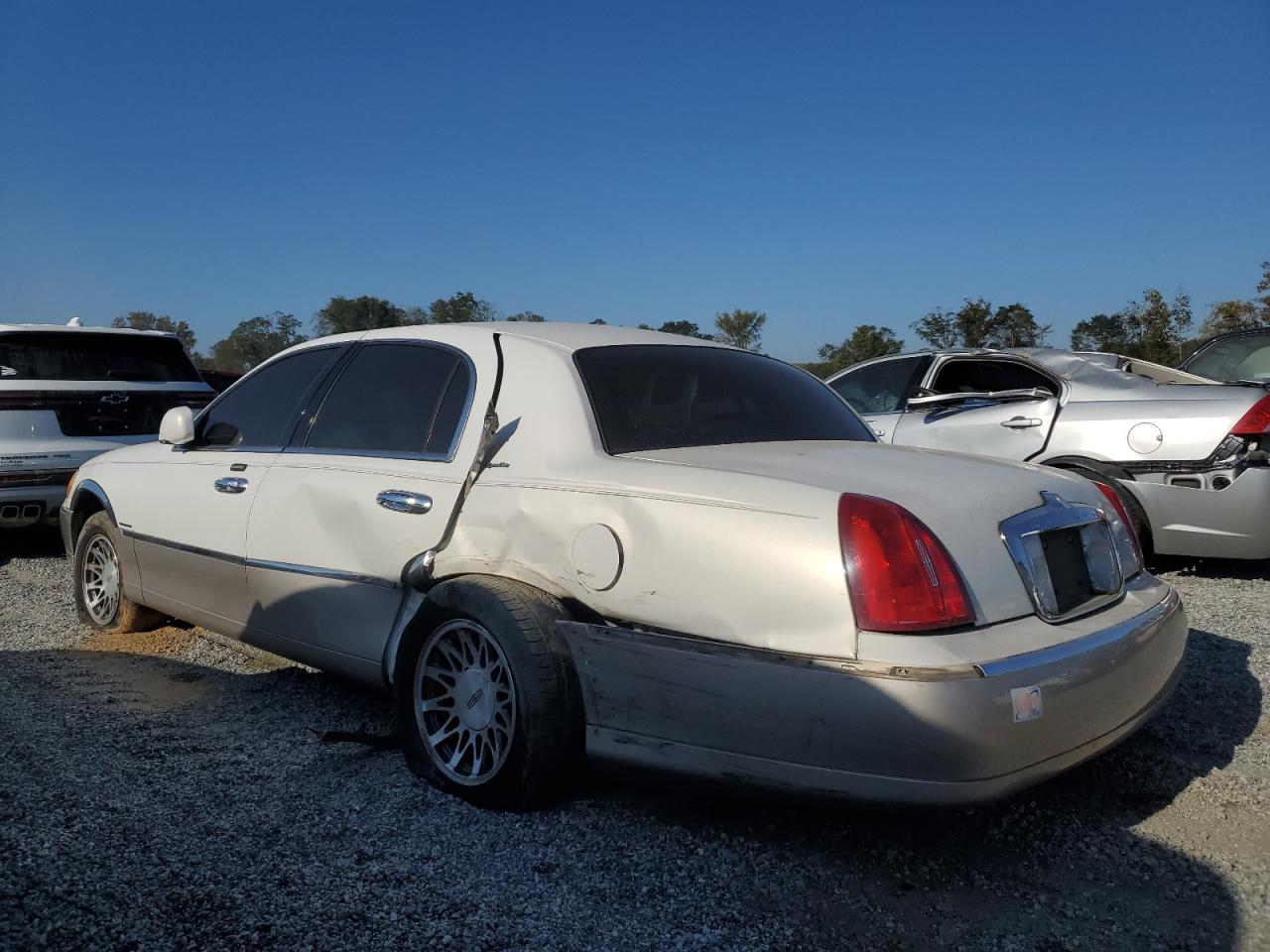 Lot #2986807199 2002 LINCOLN TOWN CAR S