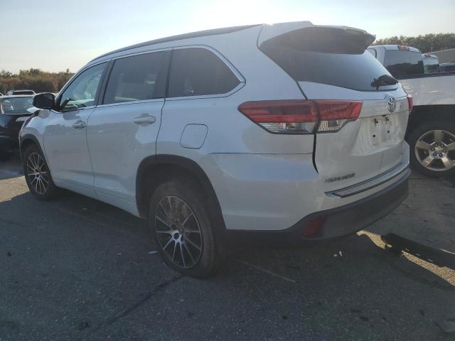 VIN 5TDJZRFH5HS371112 2017 Toyota Highlander, SE no.2